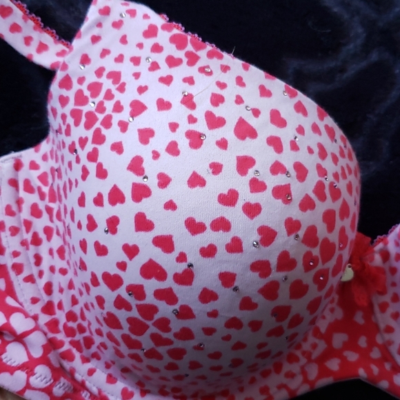 Victoria's Secret Valentine's Day Bra - Picture 4 of 9